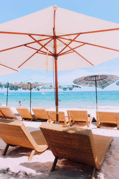 Пляжные стулья и зонтики
 - Фото, изображение