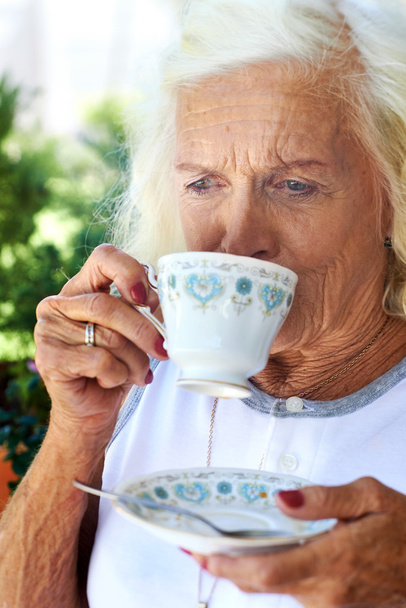 woman taking sip of tea - Valokuva, kuva