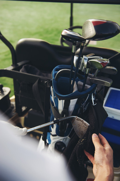 Golfer looking after his clubs - Foto, imagen