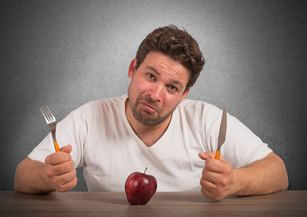 λίπος άνθρωπος που τρώει μόνο ένα μήλο - Φωτογραφία, εικόνα