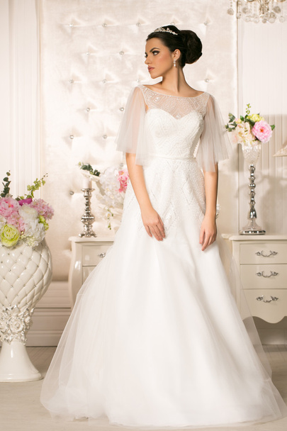 Attractive bride in wedding dress - Foto, imagen