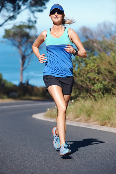 fit woman running on road - Zdjęcie, obraz