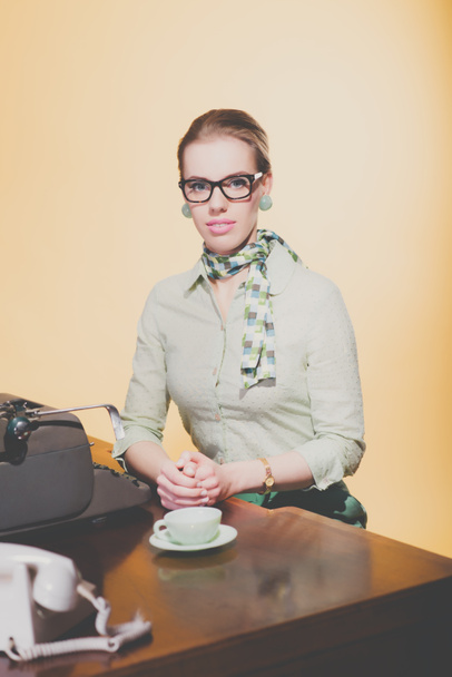 Blonďatá sekretářka žena sedí - Fotografie, Obrázek