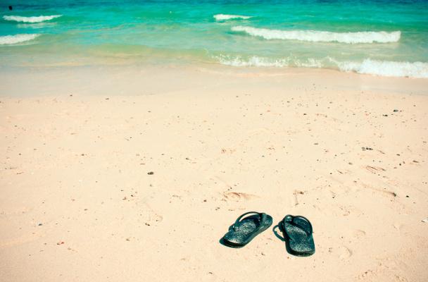 Chinelos na praia arenosa
 - Foto, Imagem