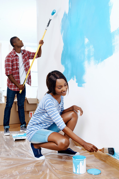 paint on new apartment for african couple - Фото, зображення