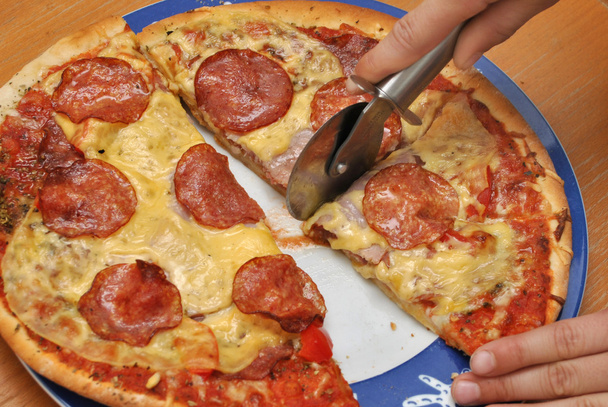řezání pizza - Fotografie, Obrázek