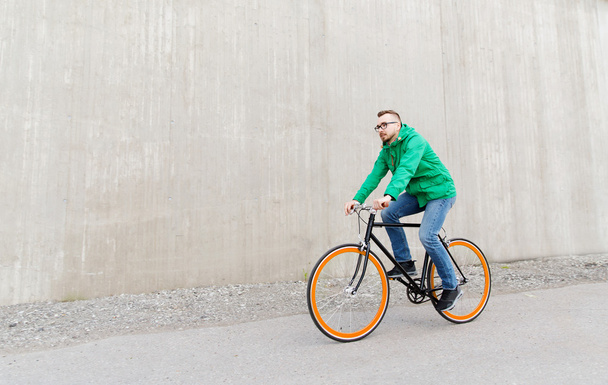 happy young hipster man riding fixed gear bike - Foto, imagen