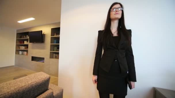 Woman in glasses walks in business center - Séquence, vidéo