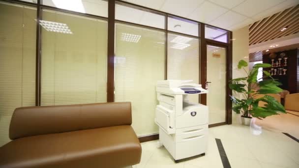 Bekleme odasında deri kanepe ve fotokopi makinesi - Video, Çekim