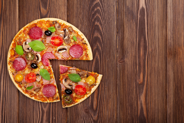 Pizza italienne au pepperoni
 - Photo, image