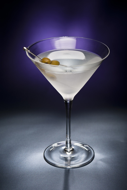 Vodka Martini with olive garnish - Foto, Imagen