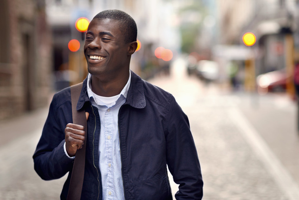 Afrika adam kentsel şehirde yürüyüş - Fotoğraf, Görsel