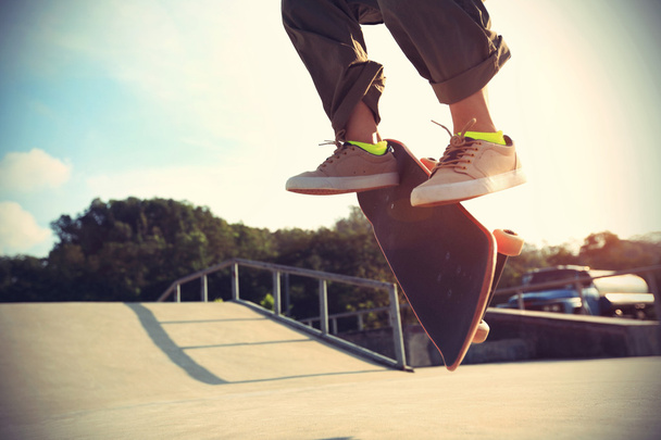 Skateboarder legs at skatepark - Fotografie, Obrázek
