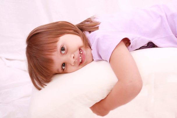 Bella bambina sdraiata sul letto
 - Foto, immagini