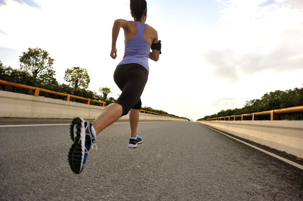 Бігун-спортсмен біжить по дорозі
 - Фото, зображення