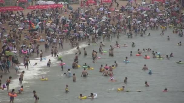 Натовпи людей зібралися на китайському пляжі. - Кадри, відео