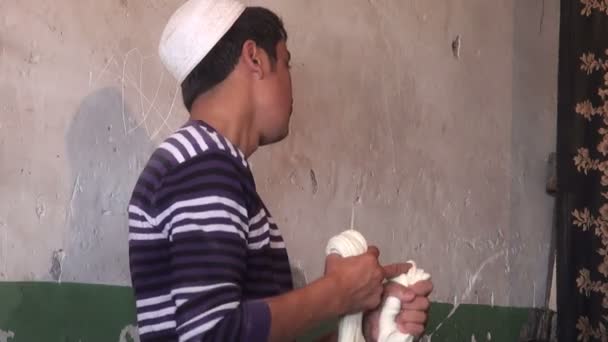 Um jovem prepara macarrão fresco
. - Filmagem, Vídeo