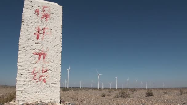 windturbines in woestijn - Video