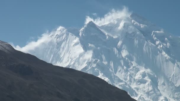 Wolken kreisen um schneebedeckte Gipfel - Filmmaterial, Video