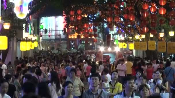 Menschen besuchen eine Straße in Guangzhou - Filmmaterial, Video