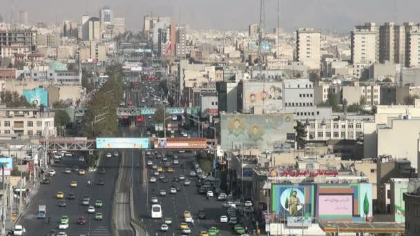 Tráfego dirige sobre uma grande avenida em Teerã
 - Filmagem, Vídeo