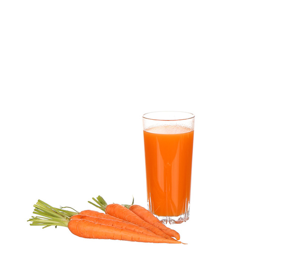 Porkkana mehu ja viipaleet porkkana eristetty valkoinen
 - Valokuva, kuva