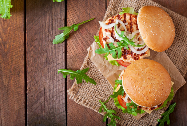 Panini con hamburger di pollo e verdure
 - Foto, immagini