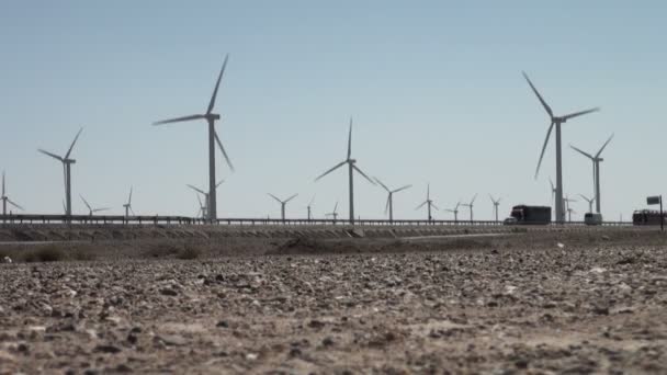 Parque de moinhos de vento ao longo de uma estrada
 - Filmagem, Vídeo