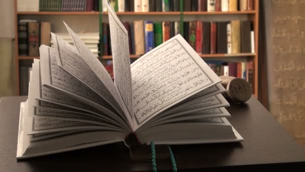 ανοιχτό σε ένα τραπέζι μελέτη Quran - Πλάνα, βίντεο