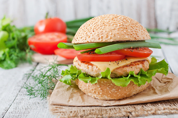 Sanduíche com hambúrguer de frango e legumes
 - Foto, Imagem