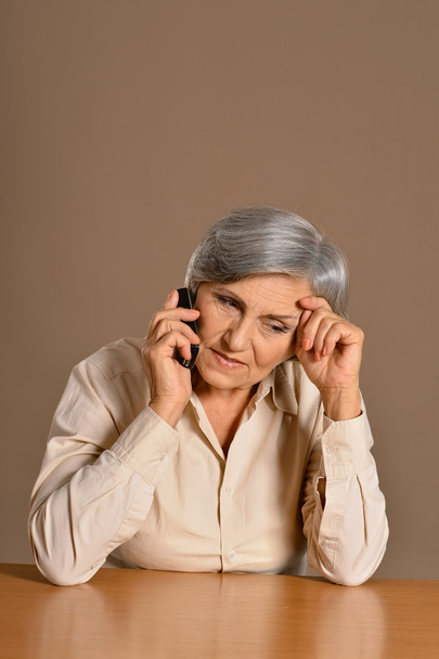 senior woman with mobile phone - Foto, afbeelding