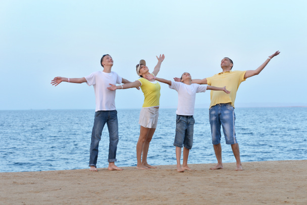 happy family  at beach - Foto, Imagen