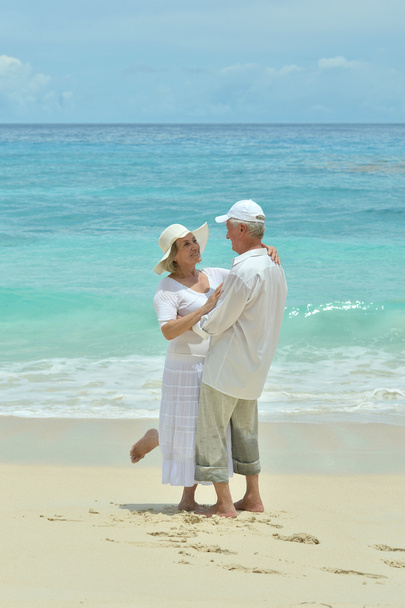 Anziani coppia a piedi lungo la riva del mare
 - Foto, immagini