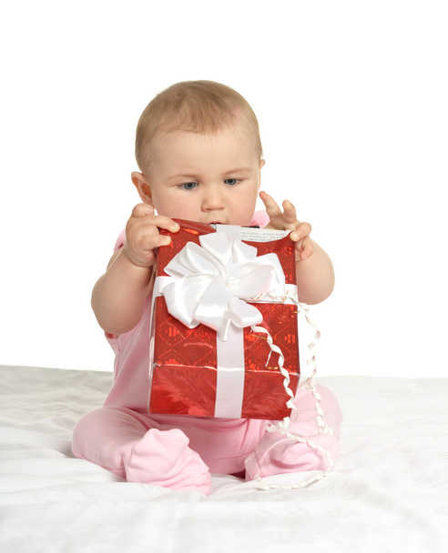 baby girl sitting  with gift - Foto, afbeelding