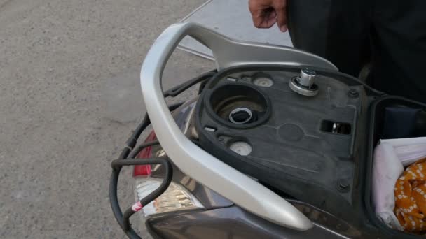Auel wąż pompy benzyny do motocykla - Materiał filmowy, wideo