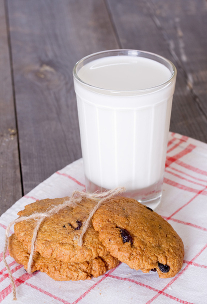 Oatmeal cookies with raisins and a glass of milk - Fotoğraf, Görsel