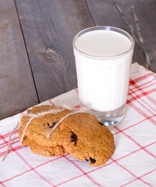 Oatmeal cookies with raisins and a glass of milk - Fotó, kép
