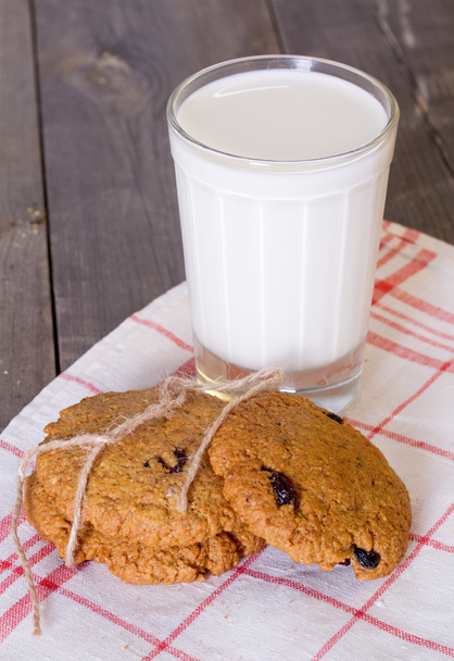Biscoitos de aveia com passas e um copo de leite
 - Foto, Imagem