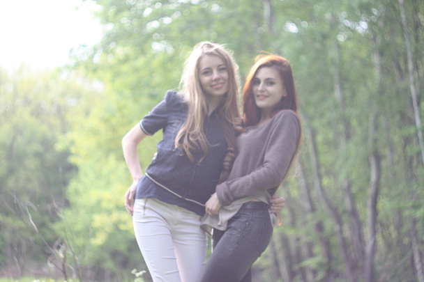 森の中の散歩のための親友 - 写真・画像