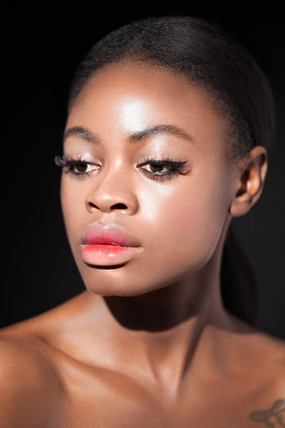 Retrato de jovem bela mulher negra
 - Foto, Imagem