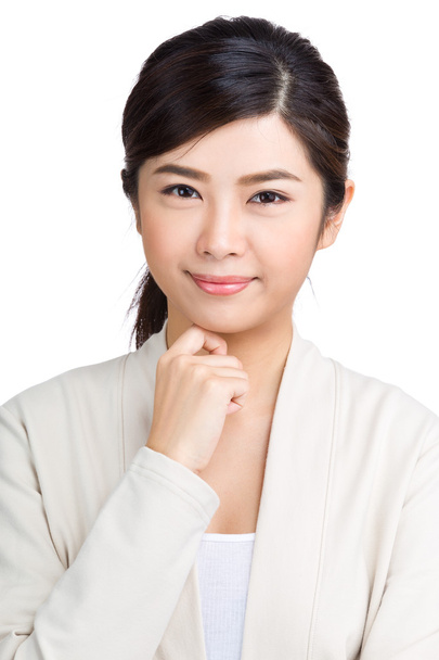 Jonge Aziatische vrouw in beige jas - Foto, afbeelding