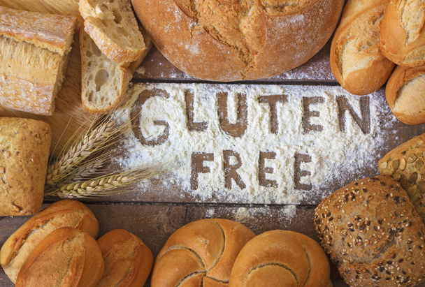 ahşap arka plan üzerinde gluten ücretsiz ekmek - Fotoğraf, Görsel