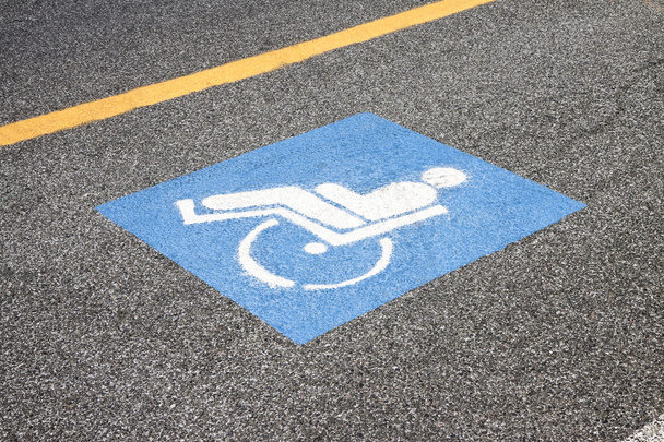 Symbole de la personne handicapée peint sur l'asphalte
 - Photo, image