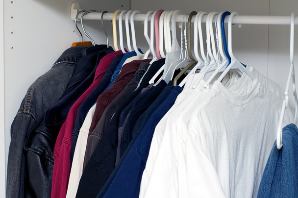 chaquetas y camisas dentro del armario
 - Foto, imagen