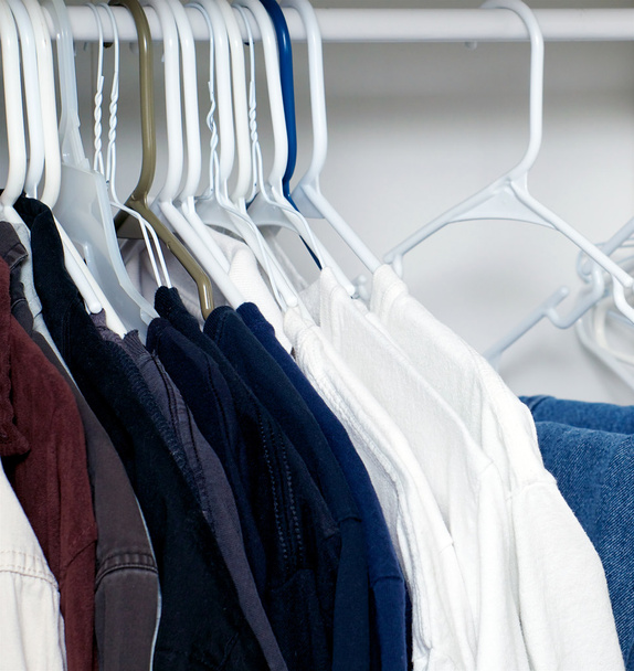 camisas colgando en el armario
 - Foto, Imagen