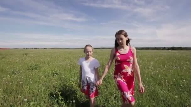 Mladé dívky chůze, držení rukou - Záběry, video