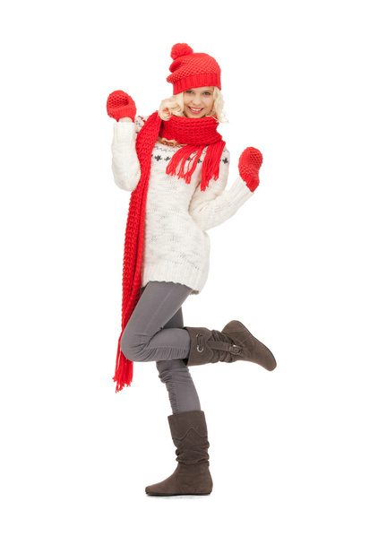 Beautiful woman in hat, muffler and mittens - Foto, afbeelding