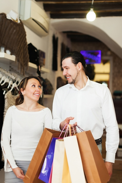 Couple with shopping bags - Foto, Bild