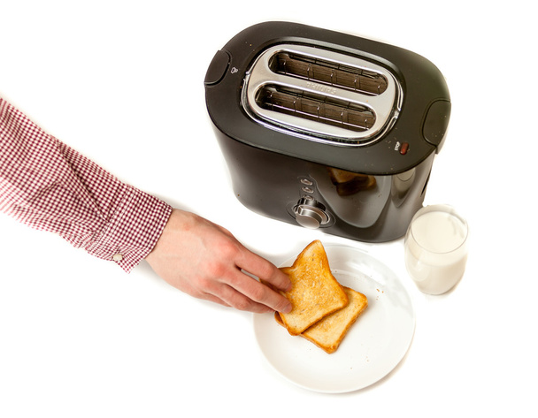 isolierte Aufnahme eines Mannes, der gebackene Toastbrot auf eine weiße Schüssel legt - Foto, Bild