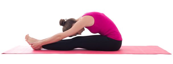 hermosa joven haciendo ejercicio estiramiento de yoga mat isol - Foto, imagen